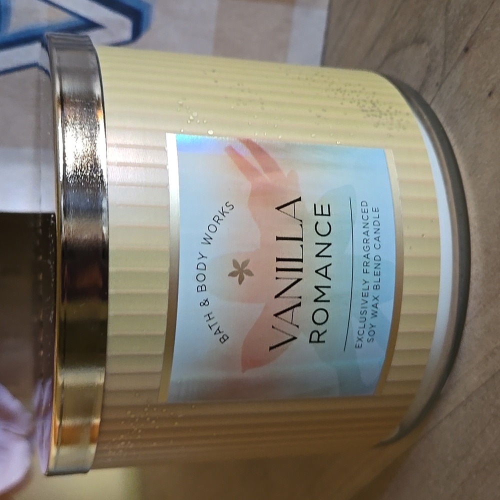 Vanilla Romance 3-wick Candle - Picture 3 of 4